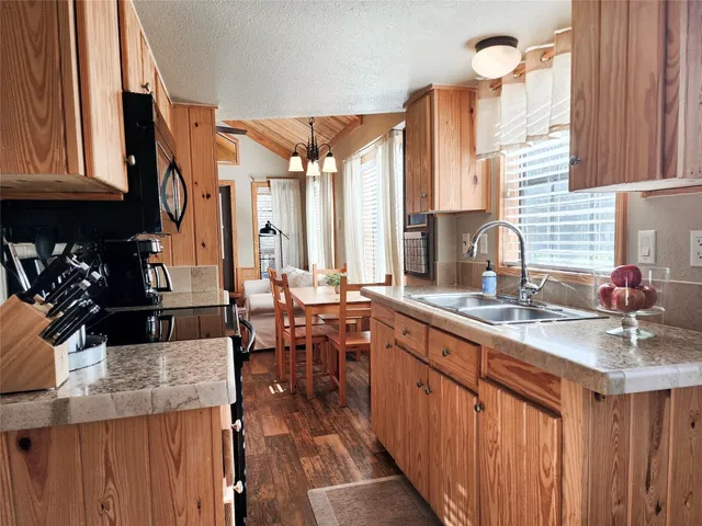 $1,100 | 250 Park Avenue, Staples, TX 78655