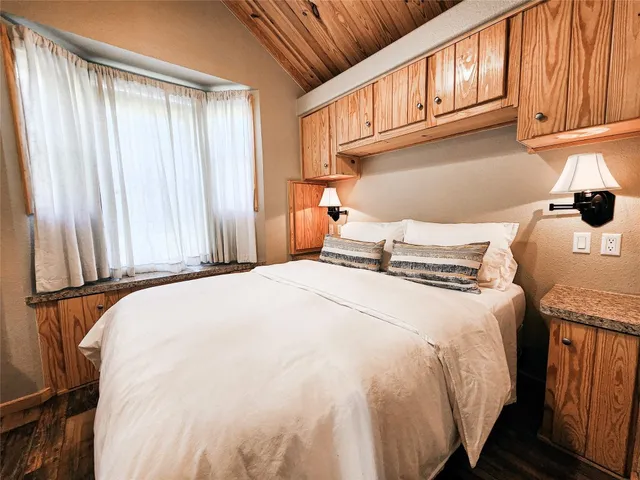 $1,100 | 250 Park Avenue, Staples, TX 78655