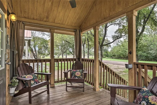 $1,100 | 250 Park Avenue, Staples, TX 78655