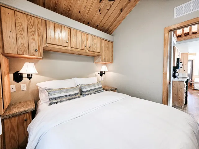 $1,100 | 250 Park Avenue, Staples, TX 78655