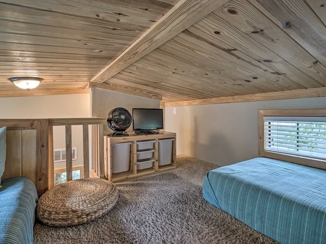 $1,100 | 250 Park Avenue, Staples, TX 78655