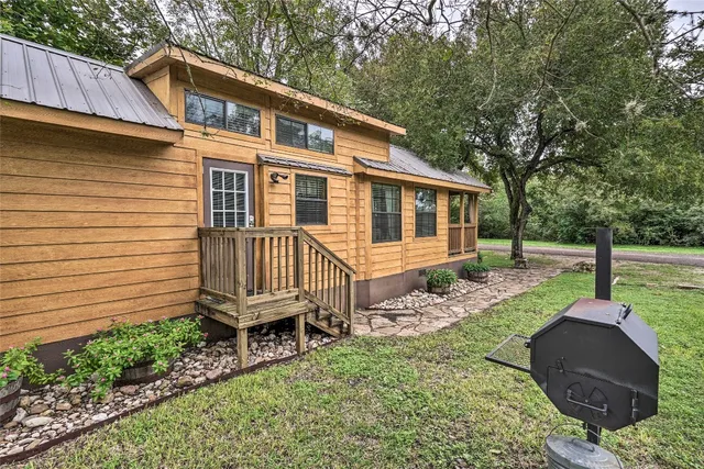 $1,100 | 250 Park Avenue, Staples, TX 78655