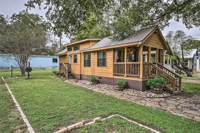 $1,100 | 250 Park Avenue, Staples, TX 78655