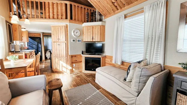 $1,100 | 250 Park Avenue, Staples, TX 78655