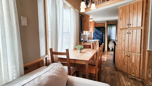 $1,100 | 250 Park Avenue, Staples, TX 78655