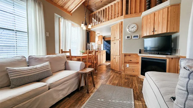 $1,100 | 250 Park Avenue, Staples, TX 78655