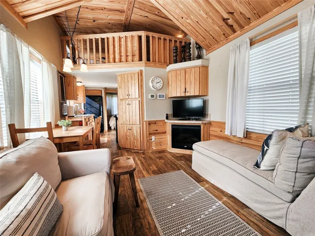 $1,100 | 250 Park Avenue, Staples, TX 78655