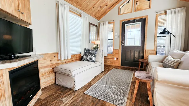 $1,100 | 250 Park Avenue, Staples, TX 78655