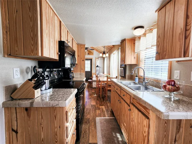 $1,100 | 250 Park Avenue, Staples, TX 78655