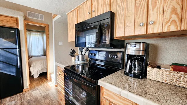 $1,100 | 250 Park Avenue, Staples, TX 78655