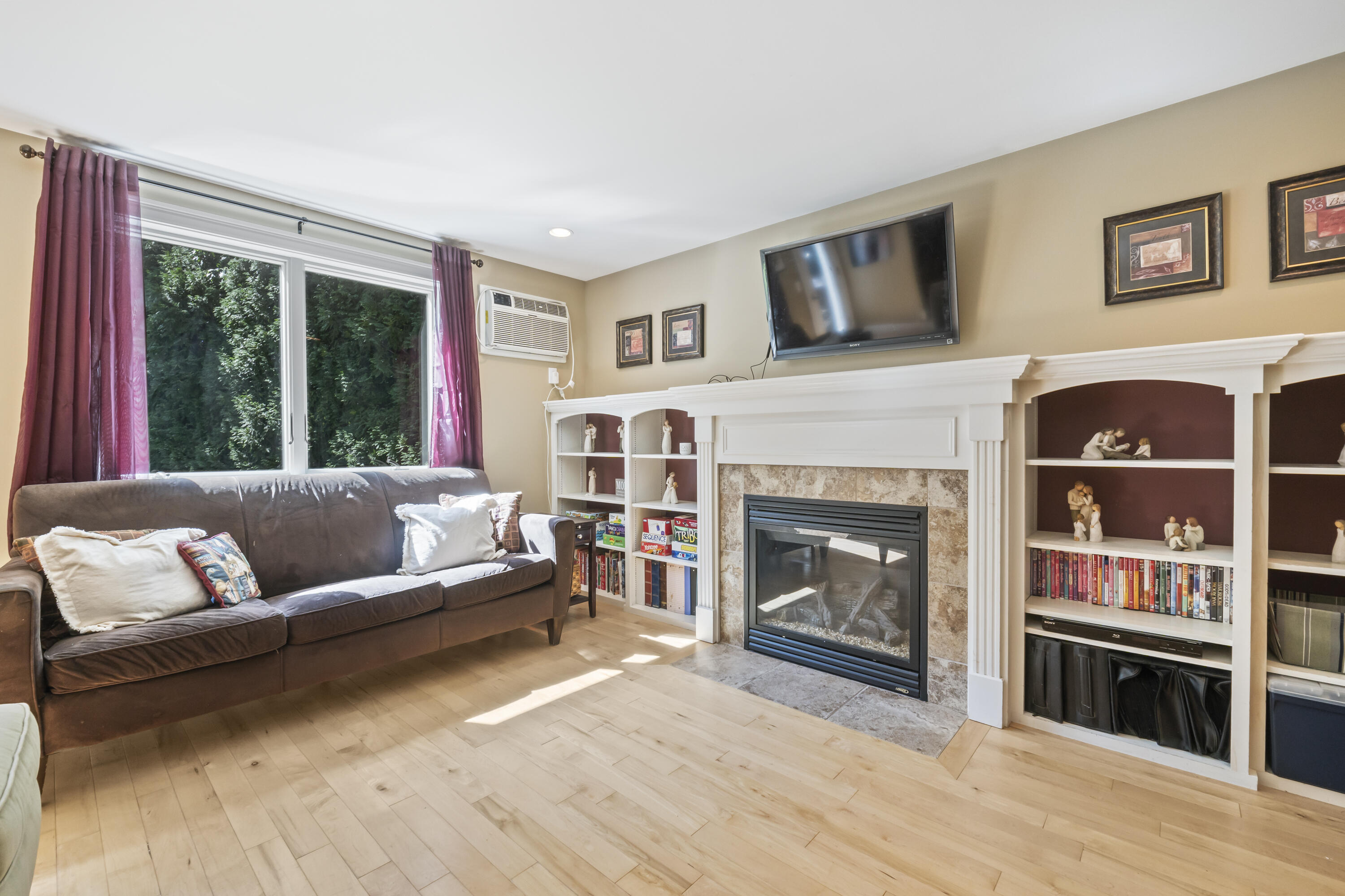 45 Pine Hill Road Cape Neddick, ME 03902 - Photo 3 of 38 Livingroom