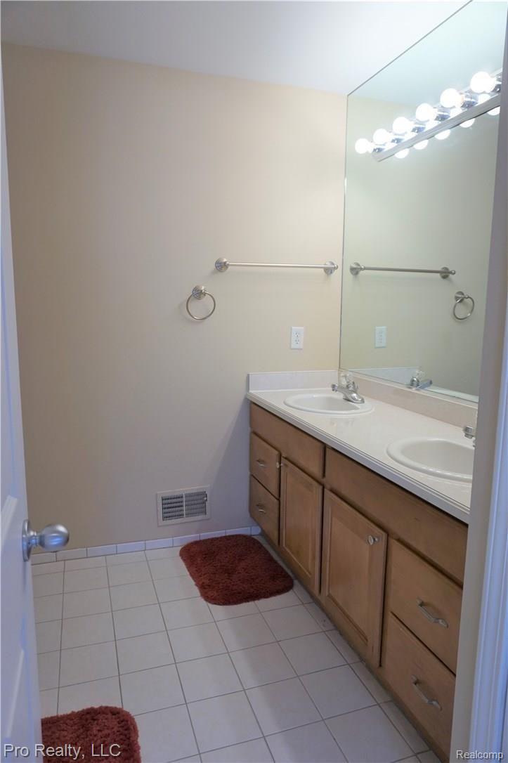 19991 Farmington Road Livonia, MI 48152 - Photo 16 of 17 upstairsfullbath.jpg