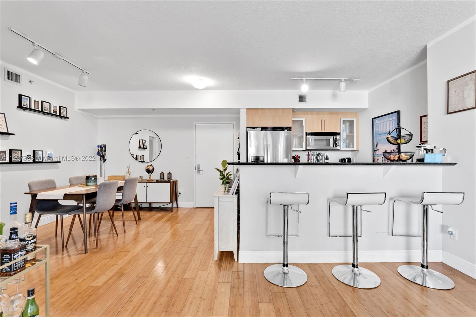 Downtown Miami Miami, FL 33131 - Photo 12 of 30 a view of kitchen with breakfast area