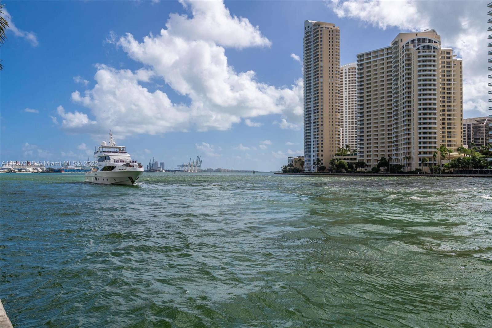 Downtown Miami Miami, FL 33131 - Photo 26 of 30 a backyard of a house