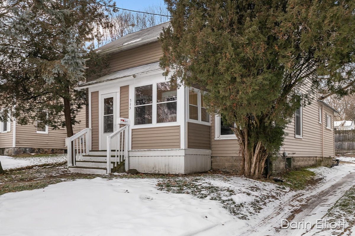 315 Rice Street Ionia, MI 48846 - Photo 2 of 20 IMG_1001