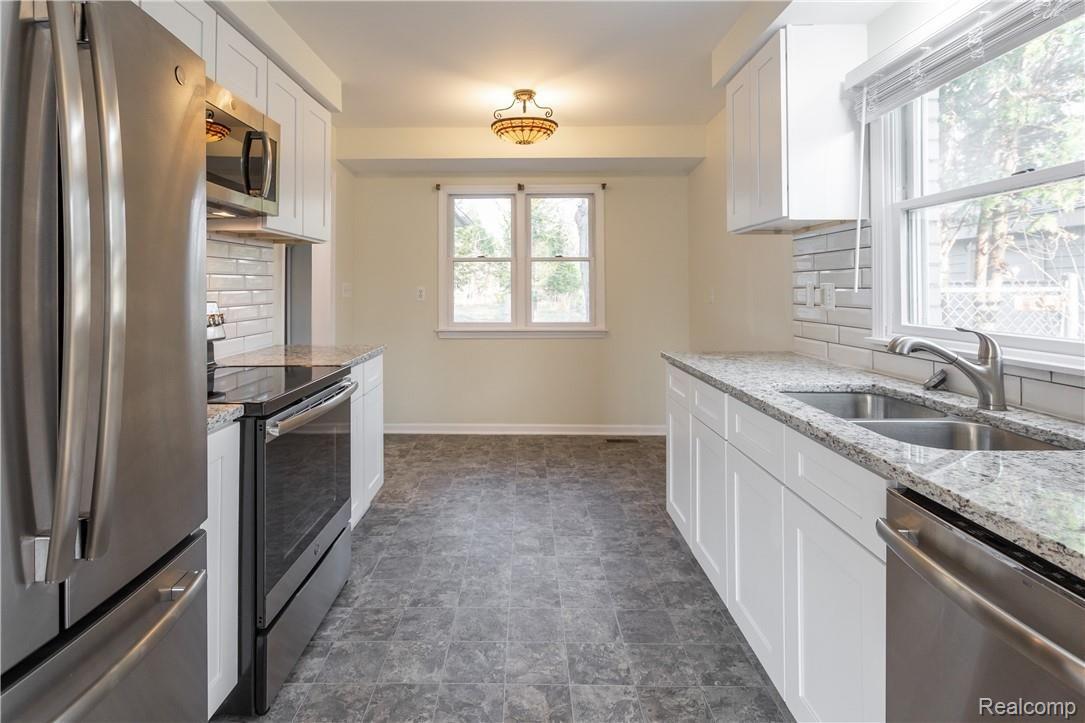 16986 Merriman Road Livonia, MI 48154 - Photo 10 of 32 244A6673.jpg