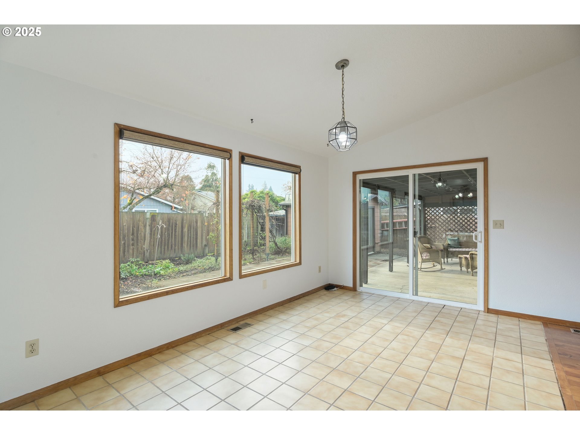 325 Southwest 12th Avenue Canby, OR 97013 - Photo 8 of 37