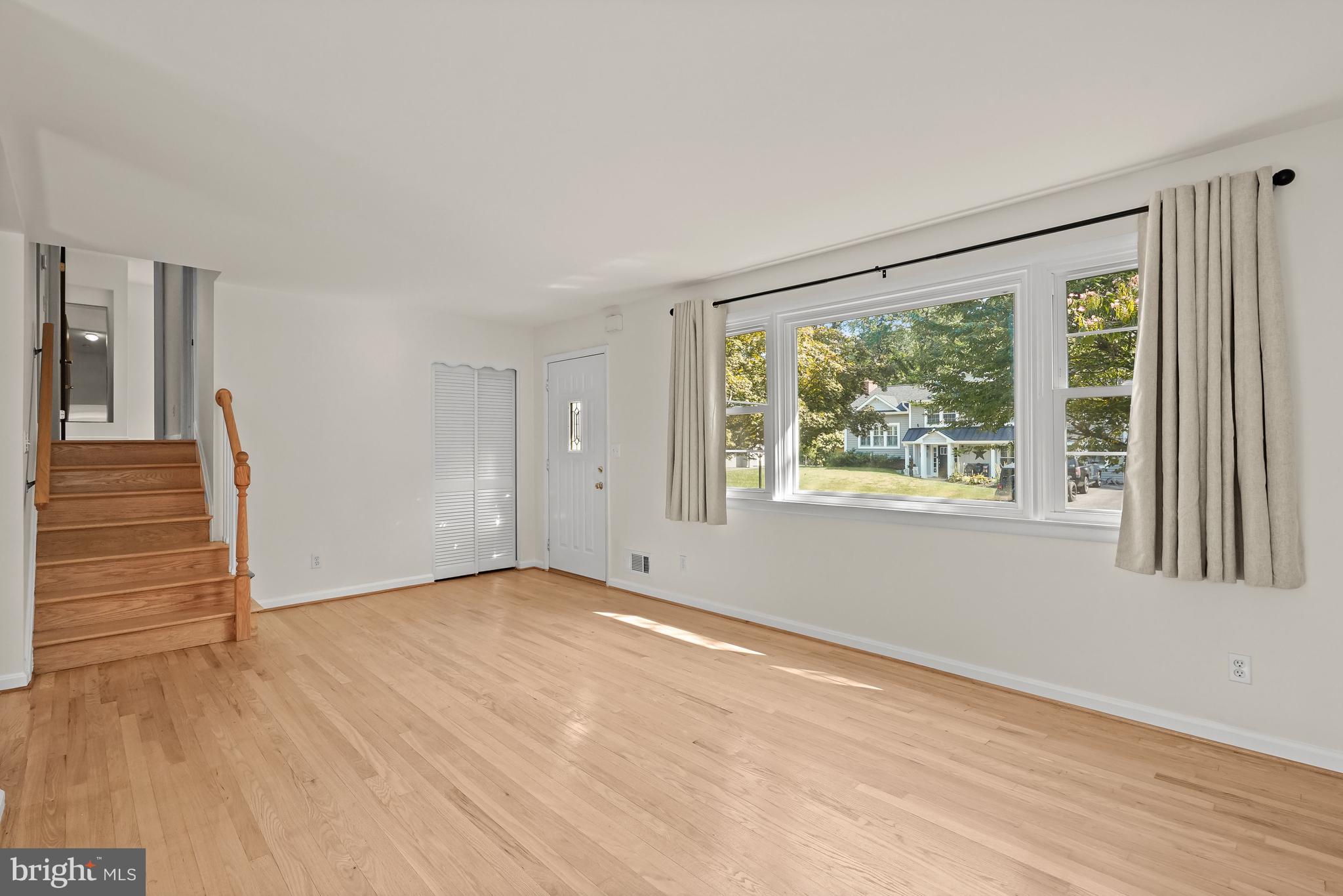 604 Pin Oak Road Severna Park, MD 21146 - Photo 7 of 41 Living Room