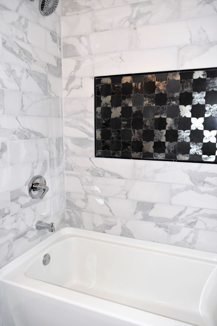 9405 South Laflin Street Chicago, IL 60620 - Photo 22 of 24 a bathroom with a bathtub