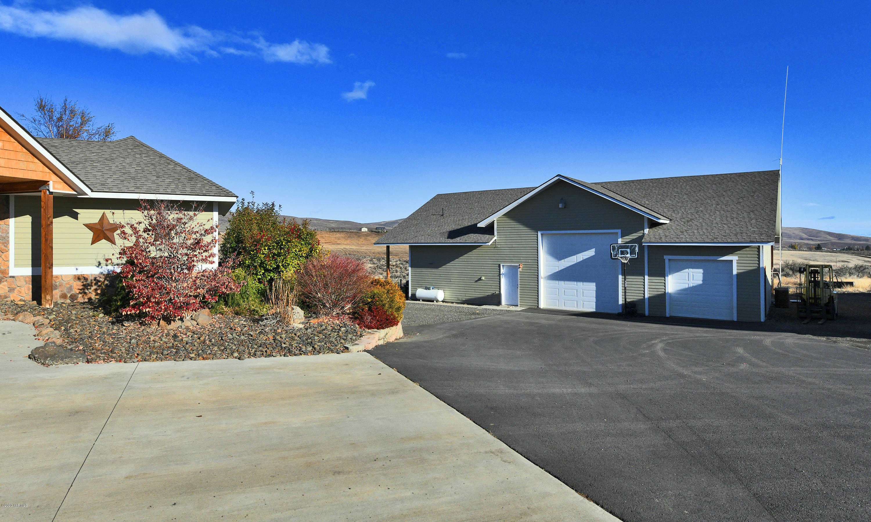 451 Black Hawk Road Yakima, WA 98908 - Photo 2 of 27 a front view of a house with a yard