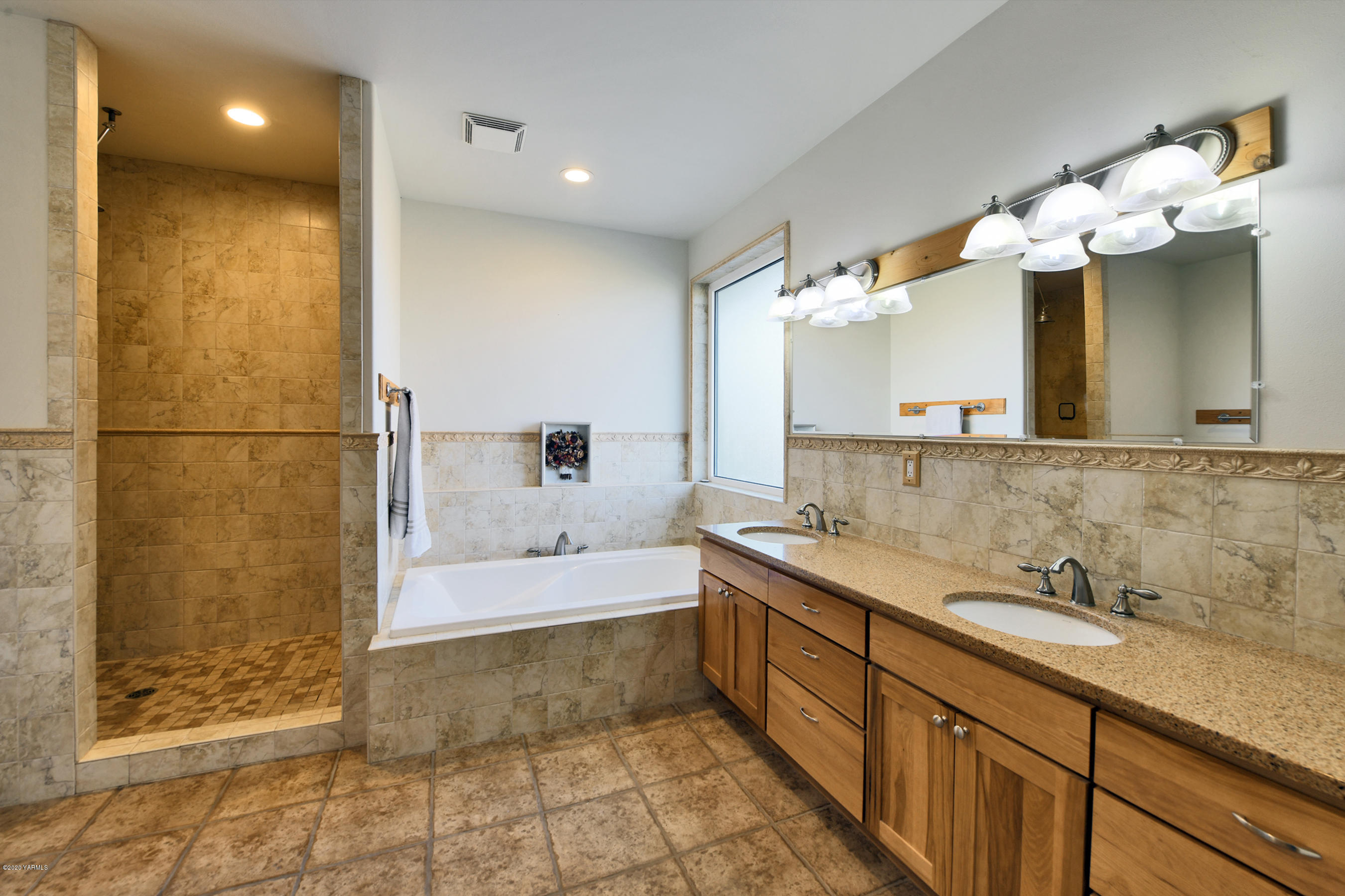 451 Black Hawk Road Yakima, WA 98908 - Photo 11 of 27 a bathroom with a sink a large mirror and a bathtub