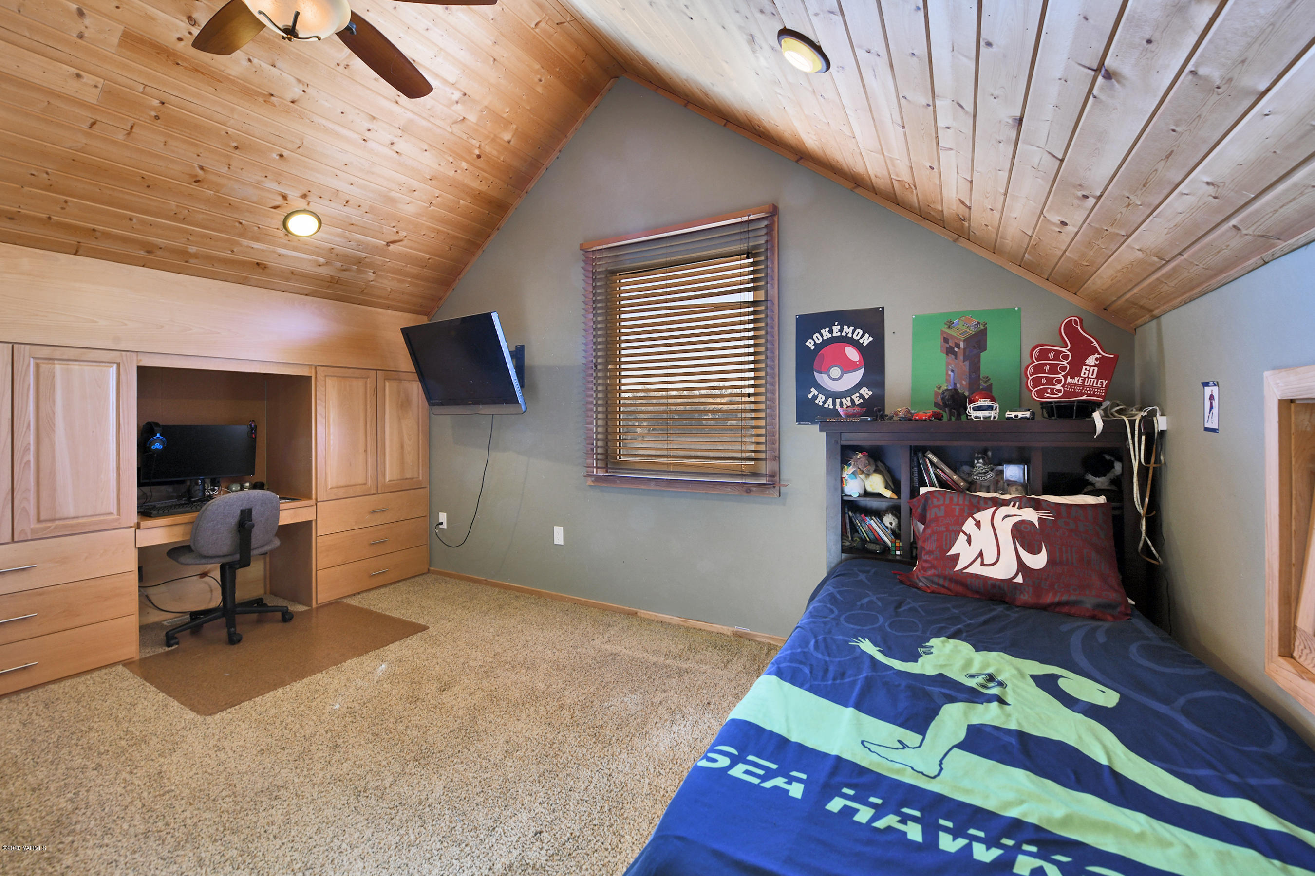 451 Black Hawk Road Yakima, WA 98908 - Photo 14 of 27 a reading room with furniture and wooden floor