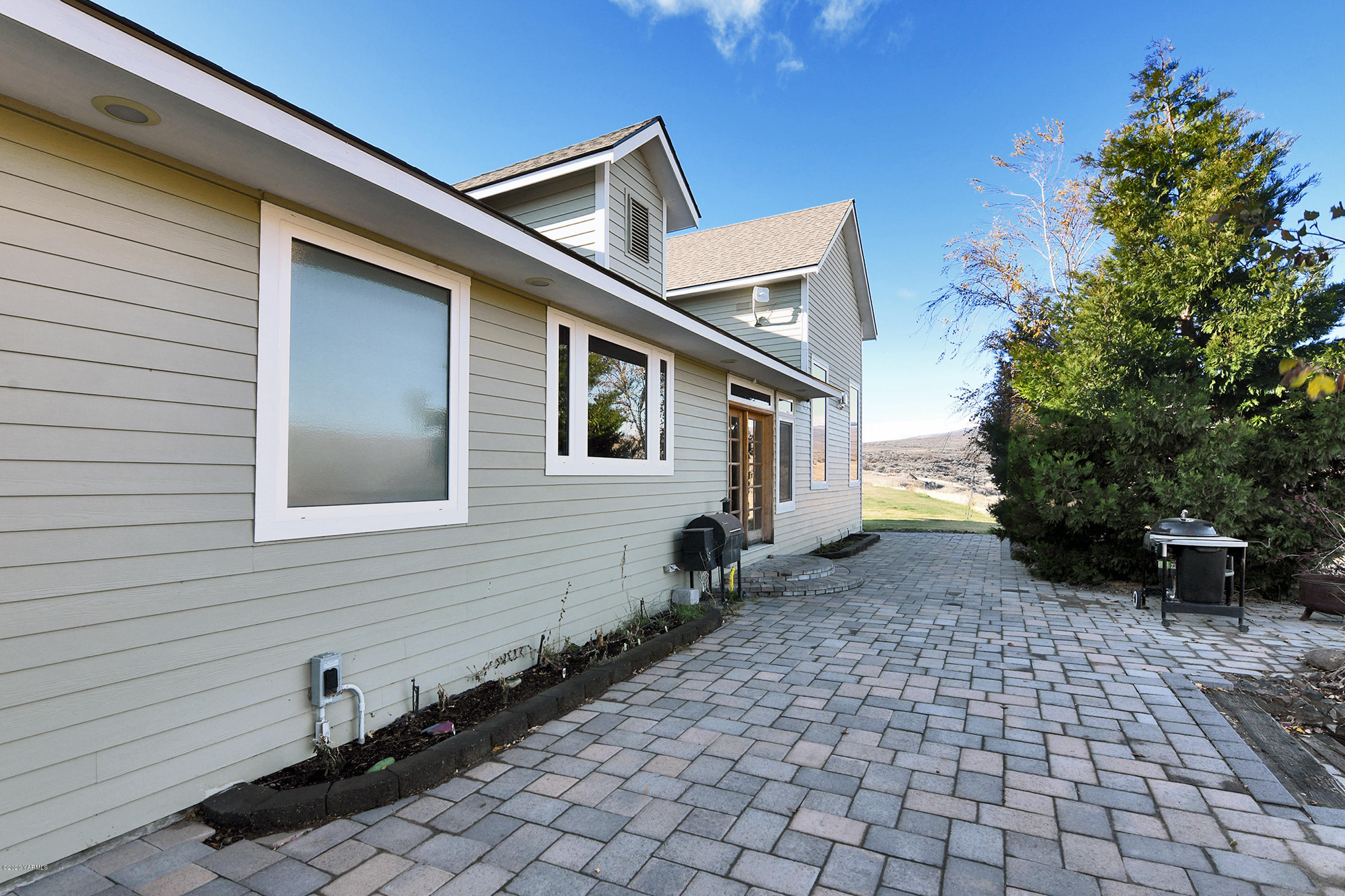 451 Black Hawk Road Yakima, WA 98908 - Photo 23 of 27 a front view of a house with a yard
