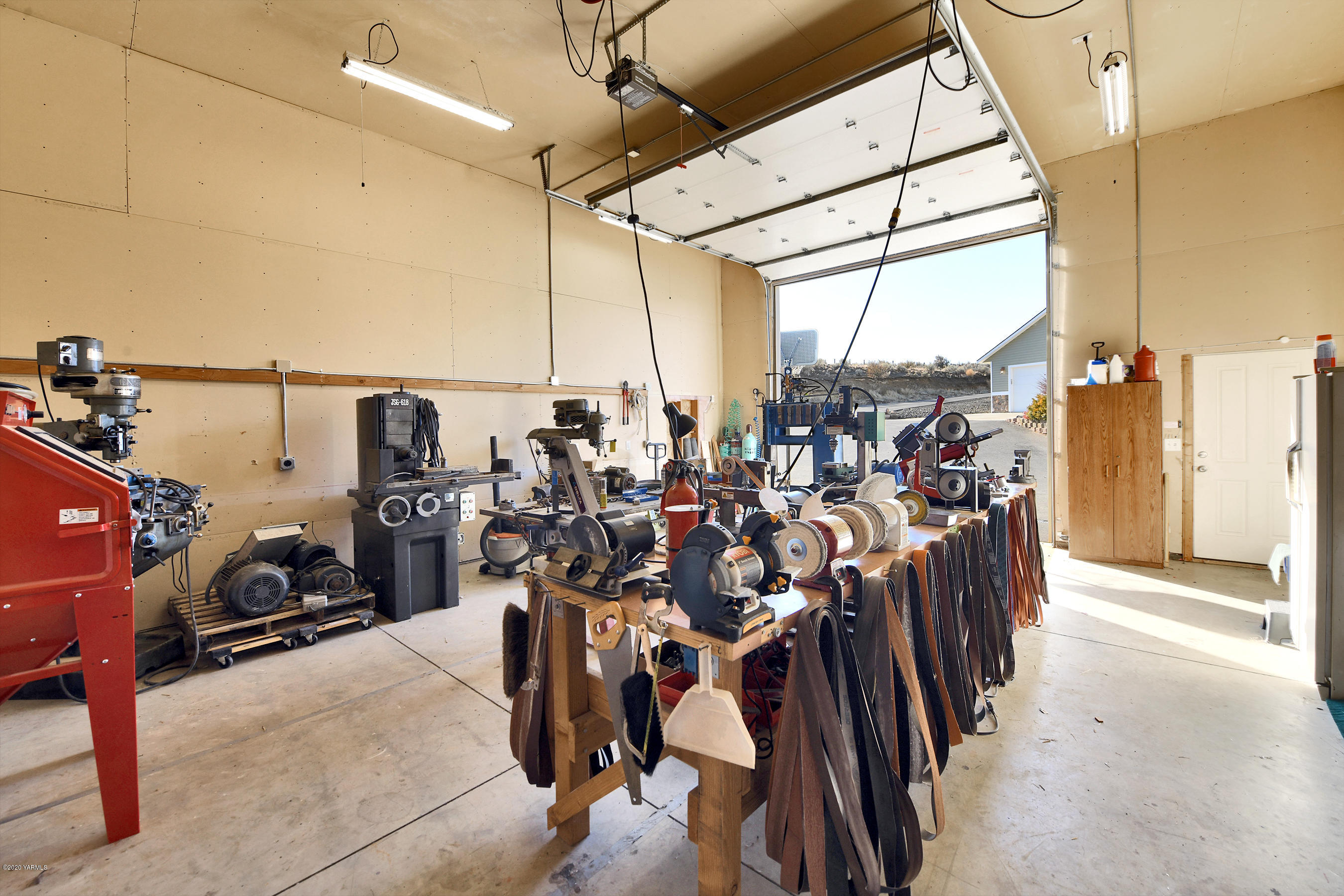 451 Black Hawk Road Yakima, WA 98908 - Photo 25 of 27 a very nice looking room with many windows