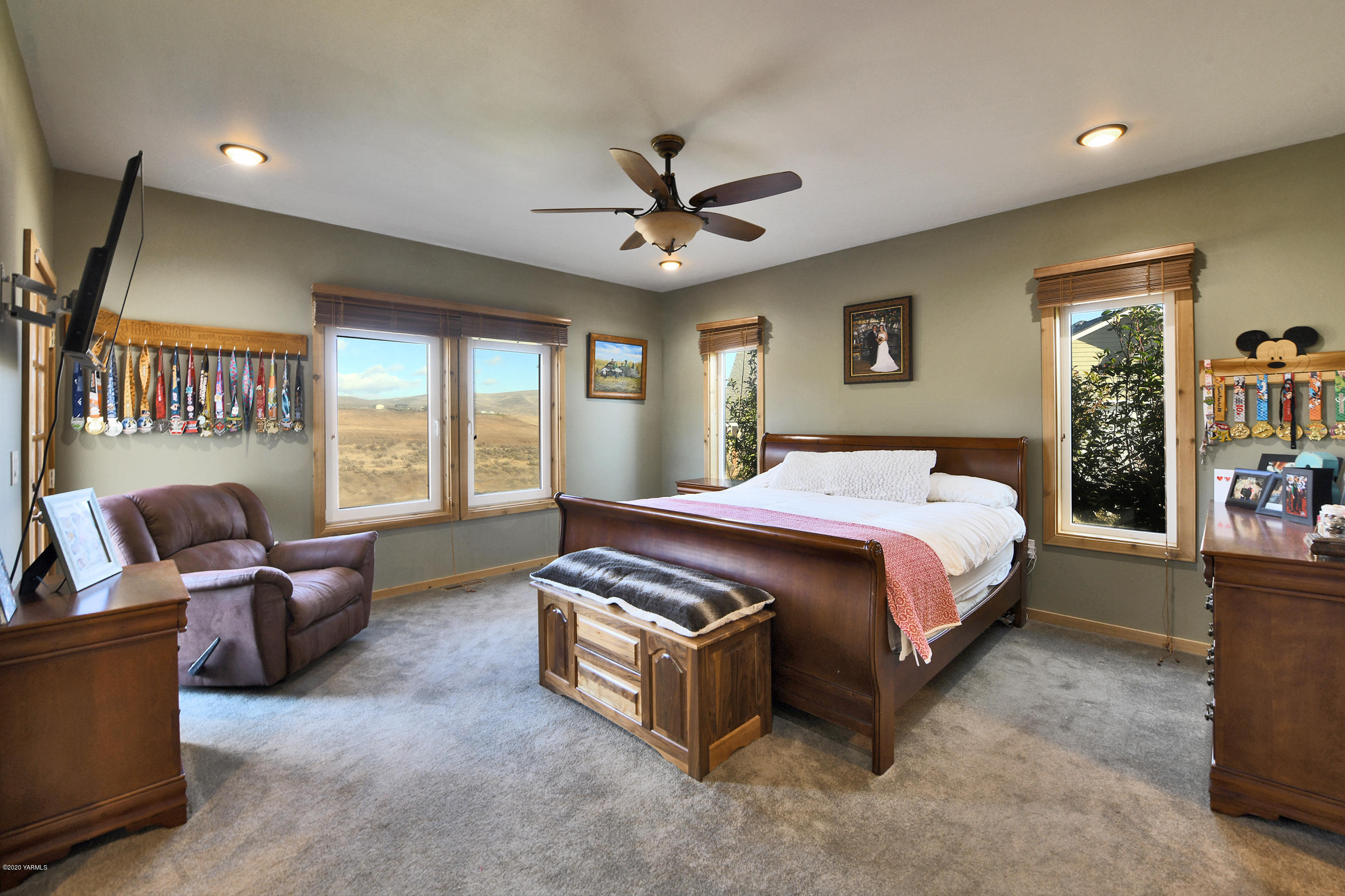 451 Black Hawk Road Yakima, WA 98908 - Photo 10 of 27 a spacious bedroom with a bed and furniture