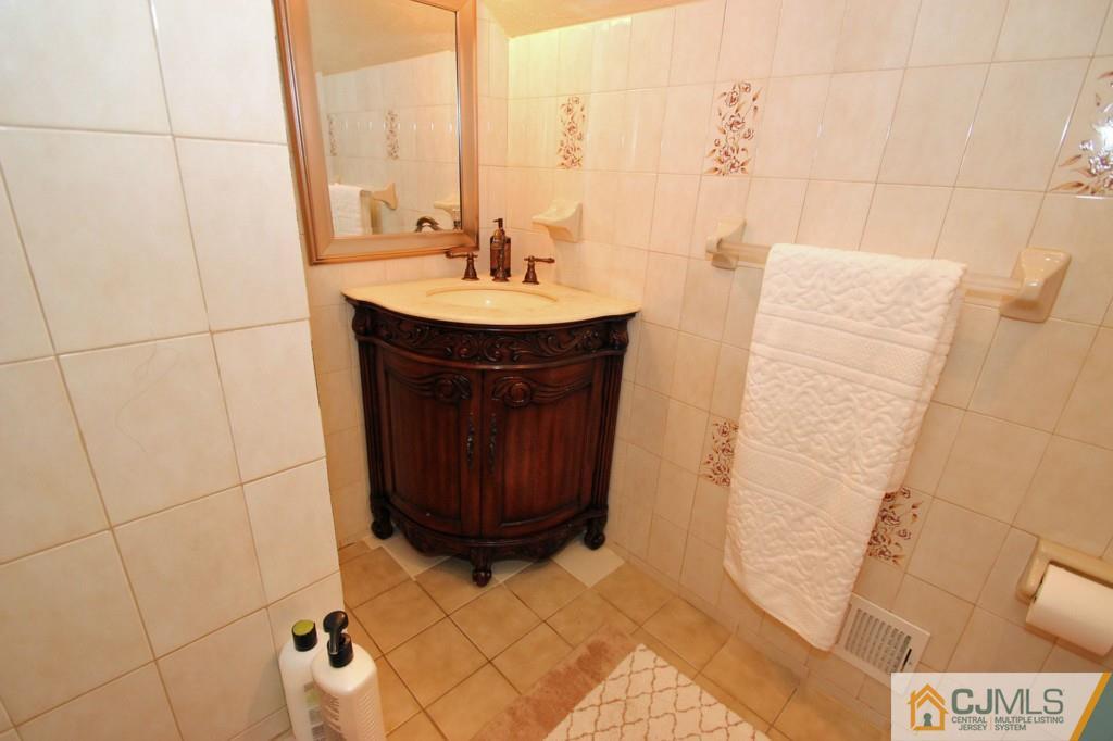 32 Timber Road Edison, NJ 08820 - Photo 22 of 25 a bathroom with a sink and a mirror