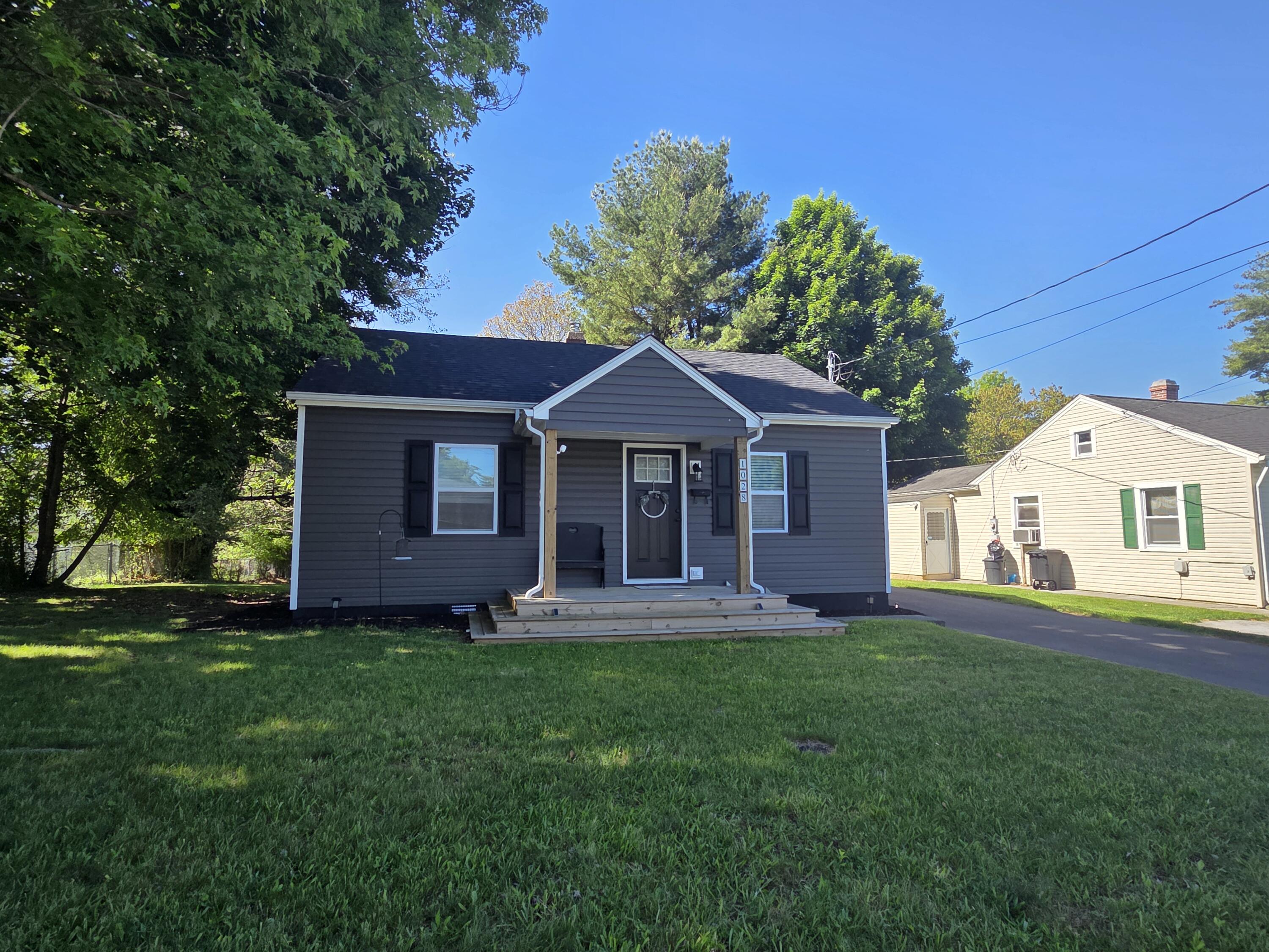 1028 Carson Street Radford, VA 24141 - Photo 29 of 31 carson front 7
