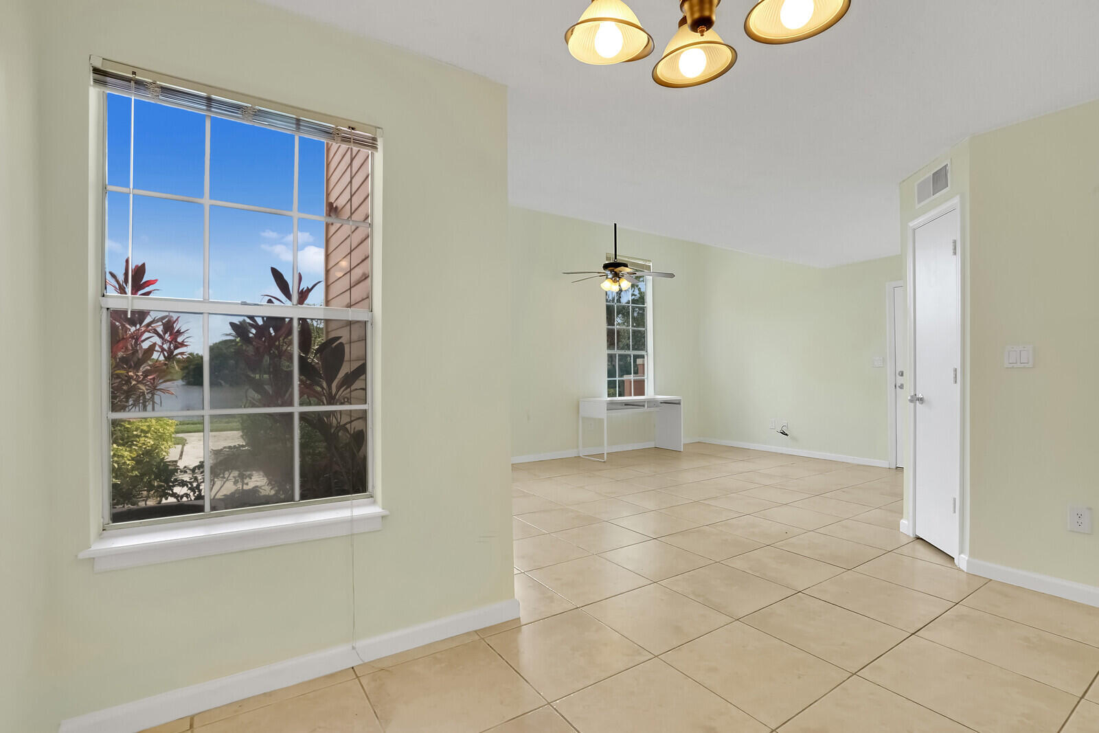 1385 Crystal Way, Unit M Delray Beach, FL 33444 - Photo 9 of 29 Living Room/Dining Area