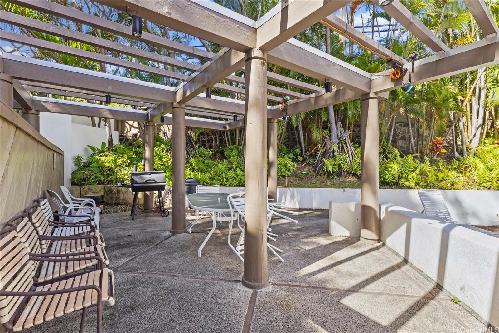 965 Prospect Street, Unit 404 Honolulu, HI 96822 - Photo 17 of 24 a view of patio with a table and chairs and potted plants
