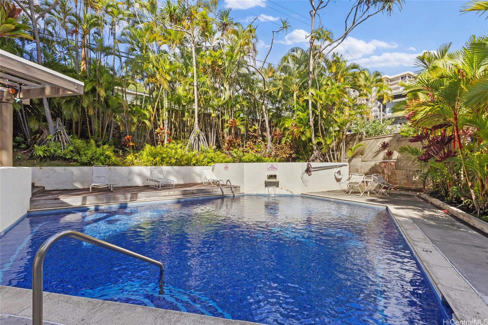 965 Prospect Street, Unit 404 Honolulu, HI 96822 - Photo 18 of 24 a view of a living room and floor