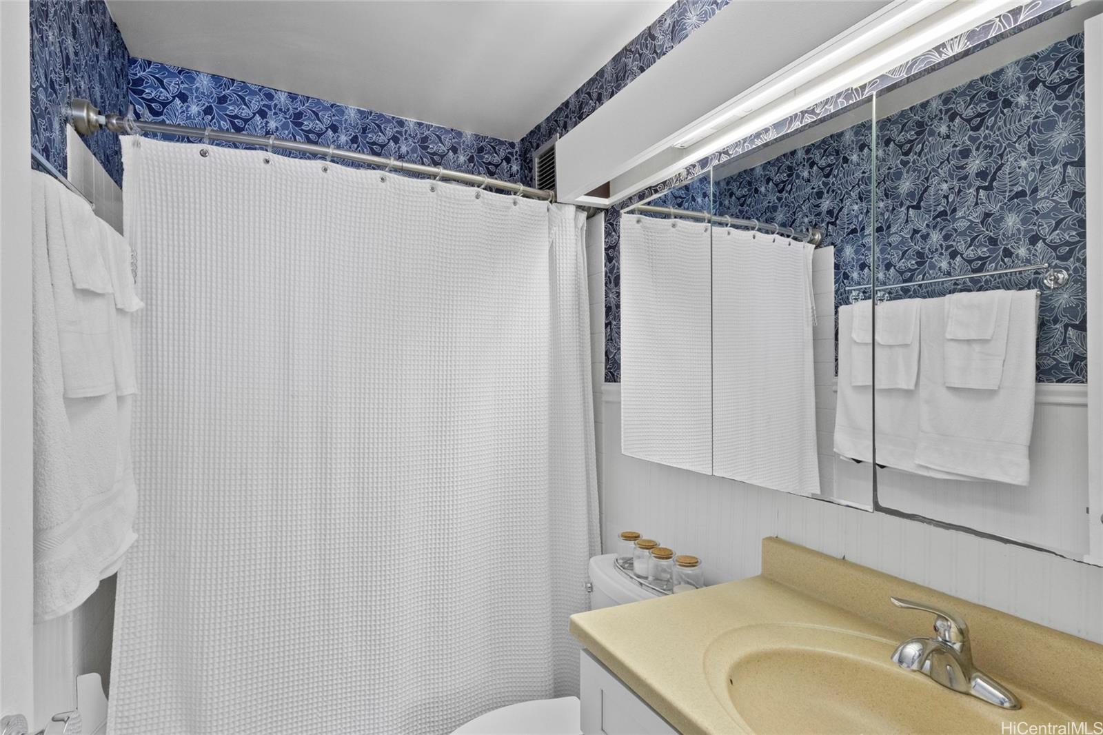 965 Prospect Street, Unit 404 Honolulu, HI 96822 - Photo 6 of 24 a bathroom with a sink and a mirror