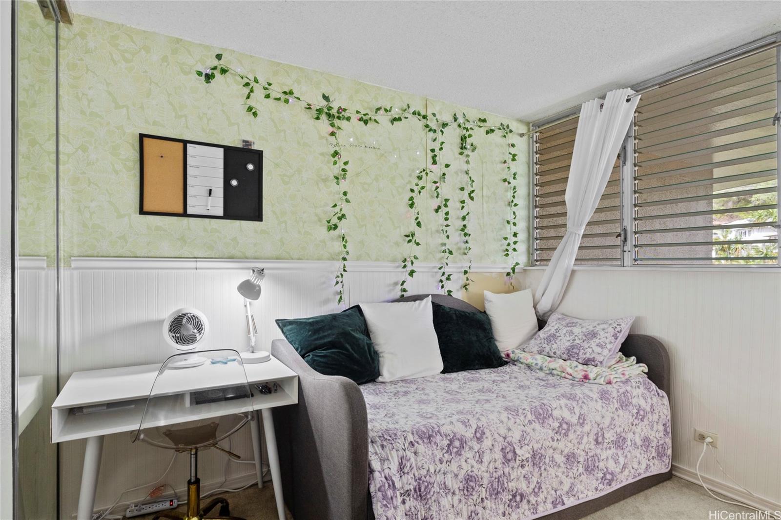 965 Prospect Street, Unit 404 Honolulu, HI 96822 - Photo 7 of 24 a bedroom with a bed and a table