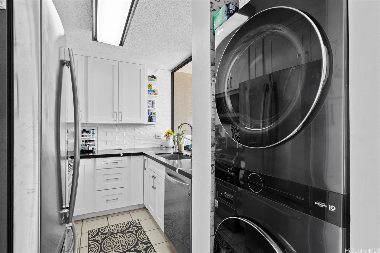 965 Prospect Street, Unit 404 Honolulu, HI 96822 - Photo 10 of 24 a kitchen with a sink a washer and dryer