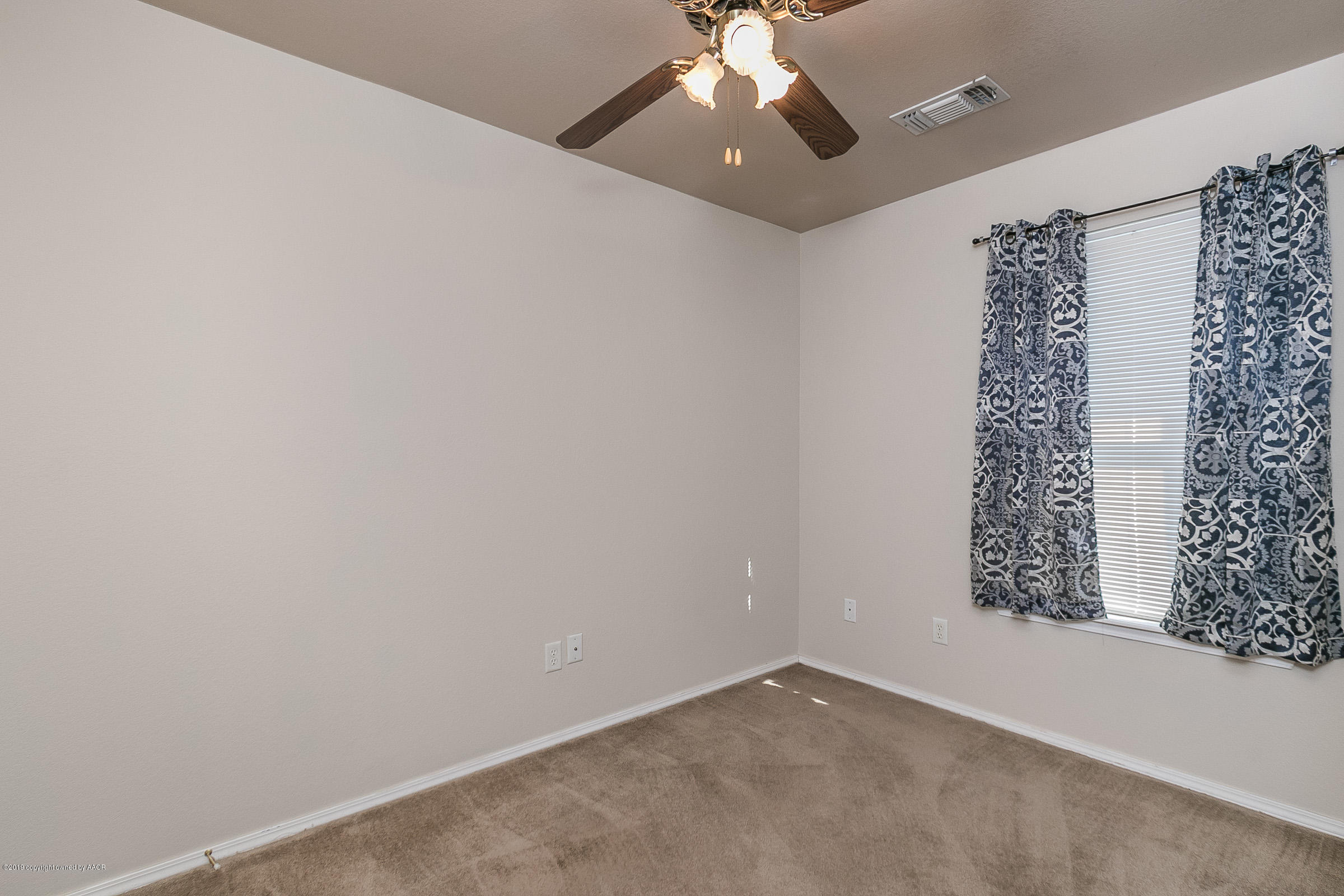 1168 Rushmore Drive Amarillo, TX 79110 - Photo 21 of 25 en empty room with window and ceiling fan