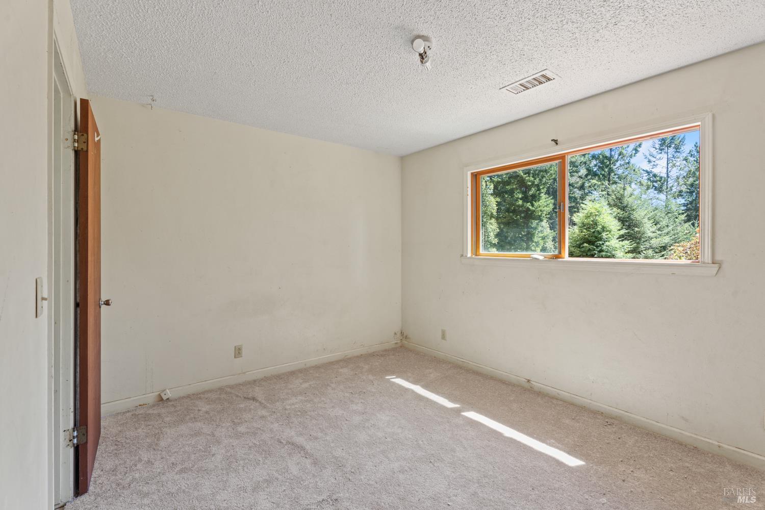 3781 Ridgewood Road Willits, CA 95490 - Photo 9 of 18 an empty room with a window