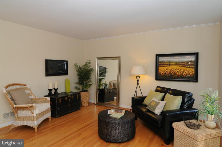 2650 Carrollton Road Annapolis, MD 21403 - Photo 1 of 30 Living Room