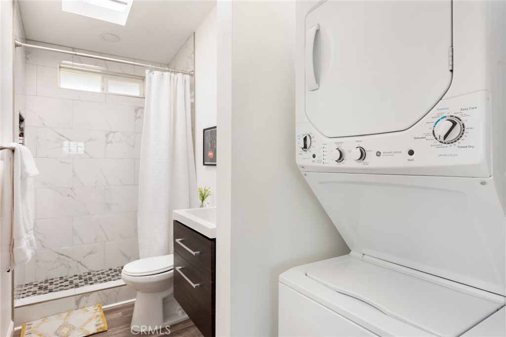 5737 Mojave Ranch Road Joshua Tree, CA 92252 - Photo 23 of 47 a bathroom with a toilet and a mirror