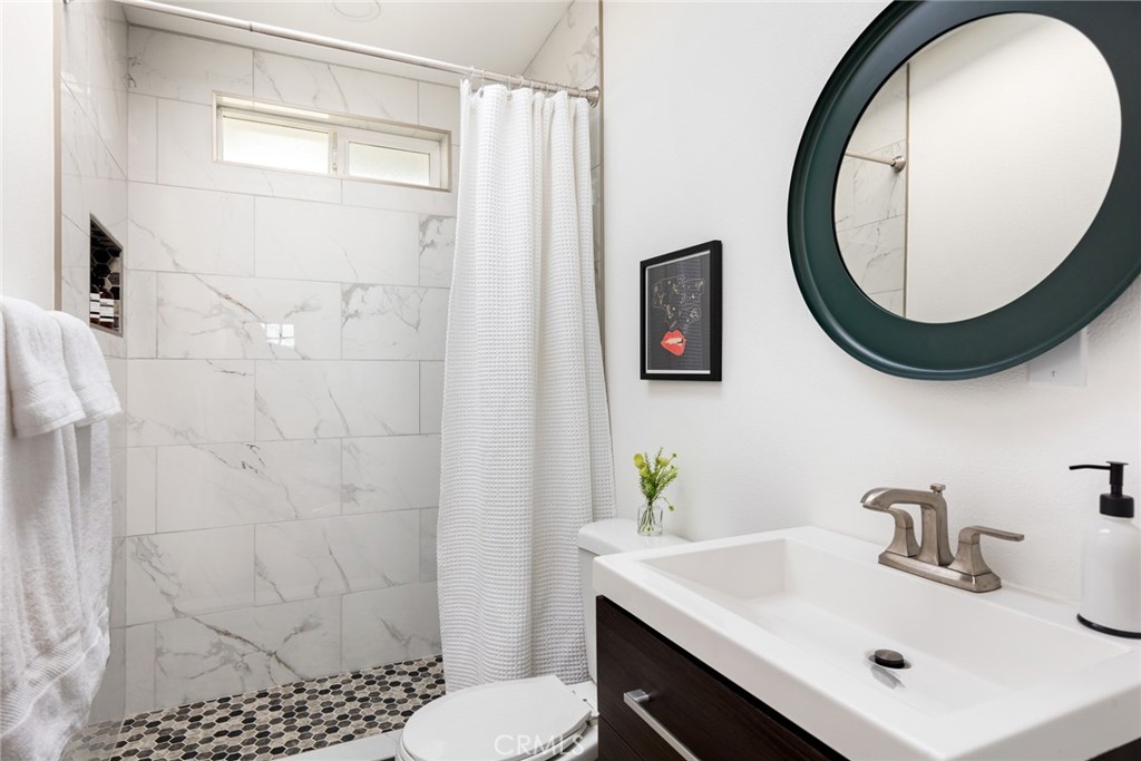 5737 Mojave Ranch Road Joshua Tree, CA 92252 - Photo 24 of 47 a bathroom with a sink a toilet and a mirror