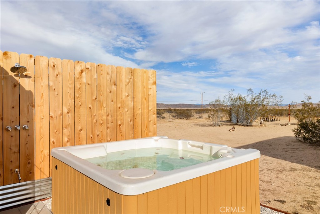 5737 Mojave Ranch Road Joshua Tree, CA 92252 - Photo 25 of 47 a bathroom with a granite countertop sink and bathtub
