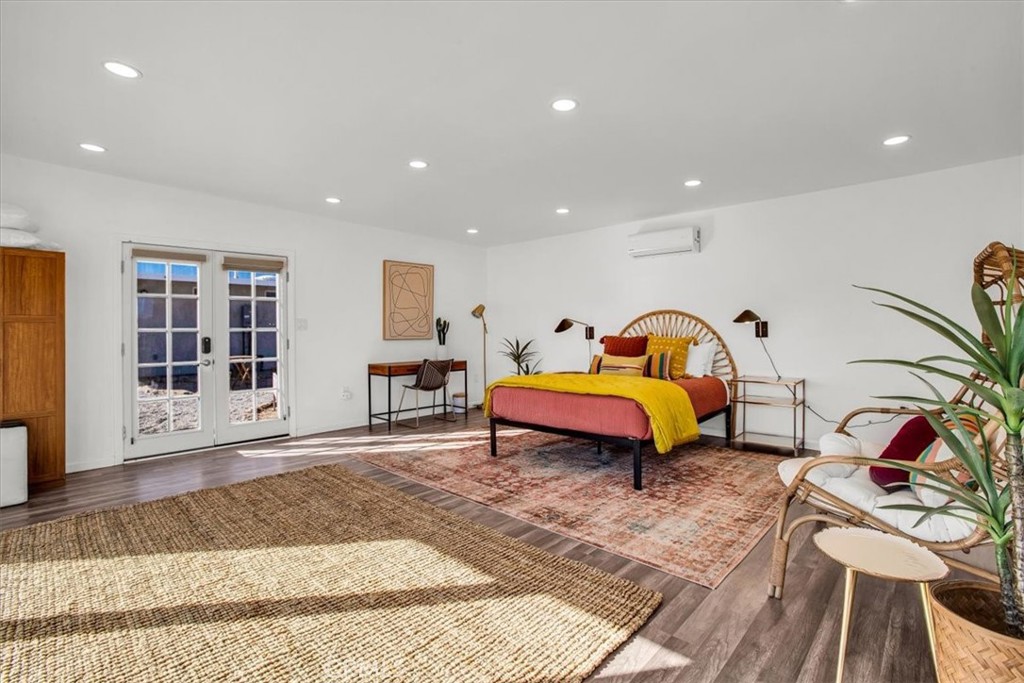 5737 Mojave Ranch Road Joshua Tree, CA 92252 - Photo 38 of 47 a room with furniture and gym equipment