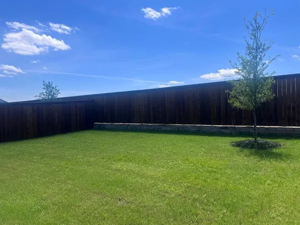 a view of yard with grass