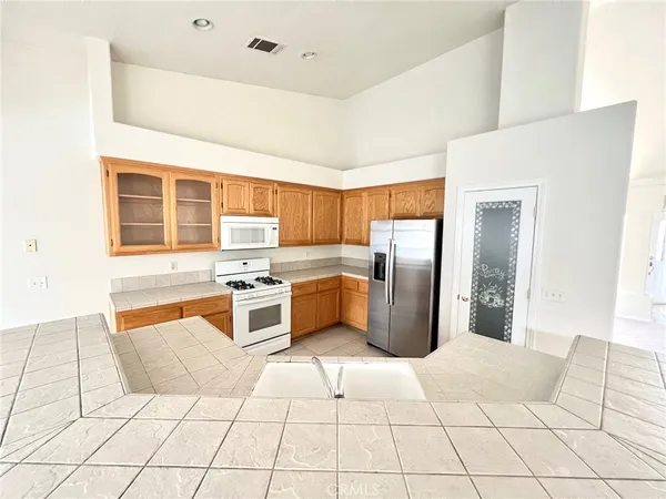 $2,700 | 13420 Chinquapin Drive, Victorville, CA 92395