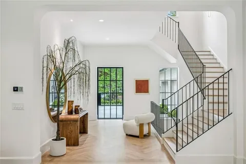 a view of entryway with livingroom