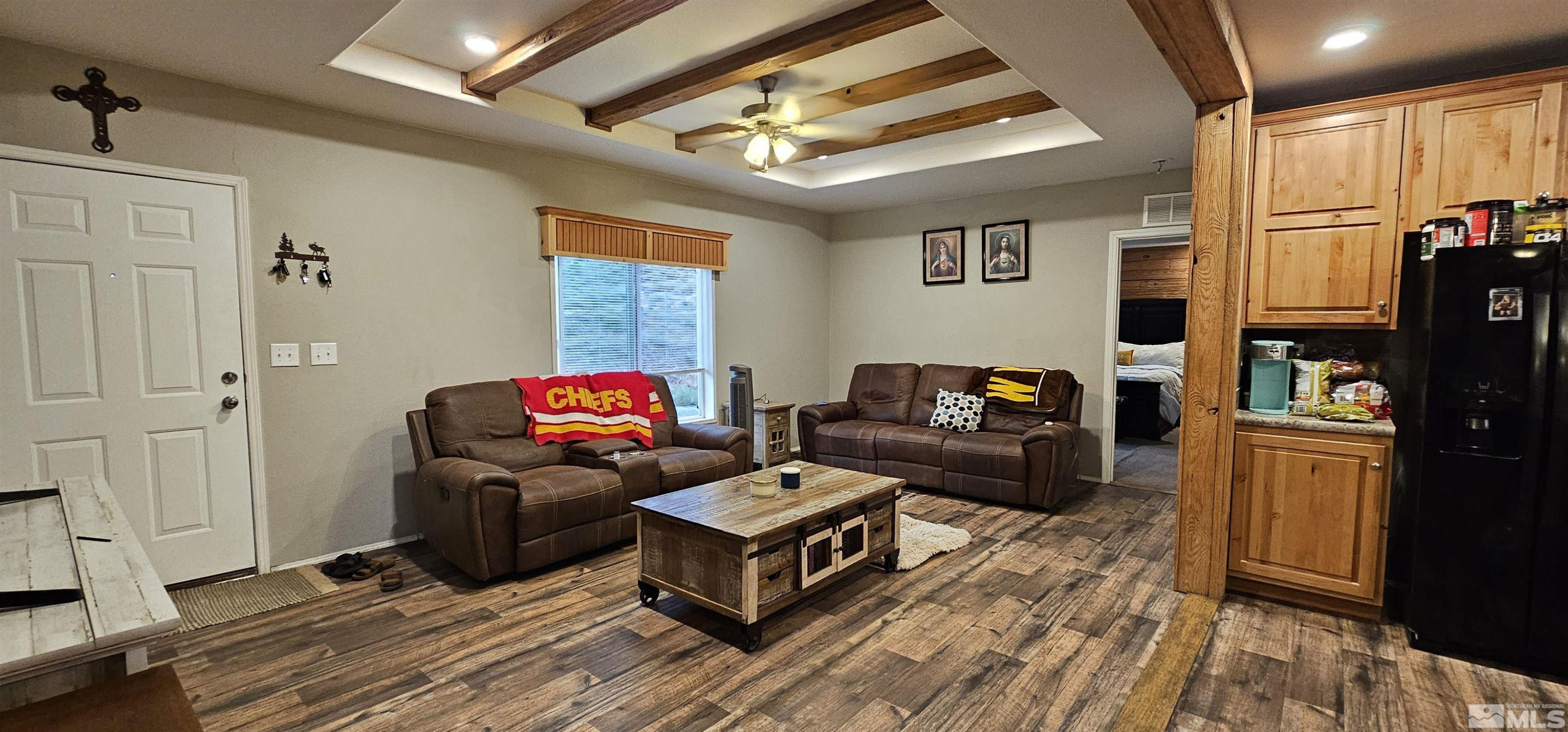 116 Victorine Drive Kingston, NV 89310 - Photo 10 of 25 a living room with furniture and a flat screen tv