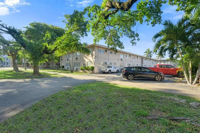 $2,200 | 6565 Santona Street, Unit B16, Coral Gables, FL 33146