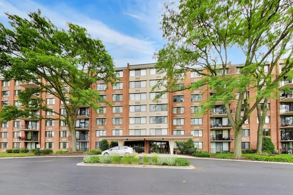 $245,500 | 2000 St Regis Drive, Unit 7N, Lombard, IL 60148